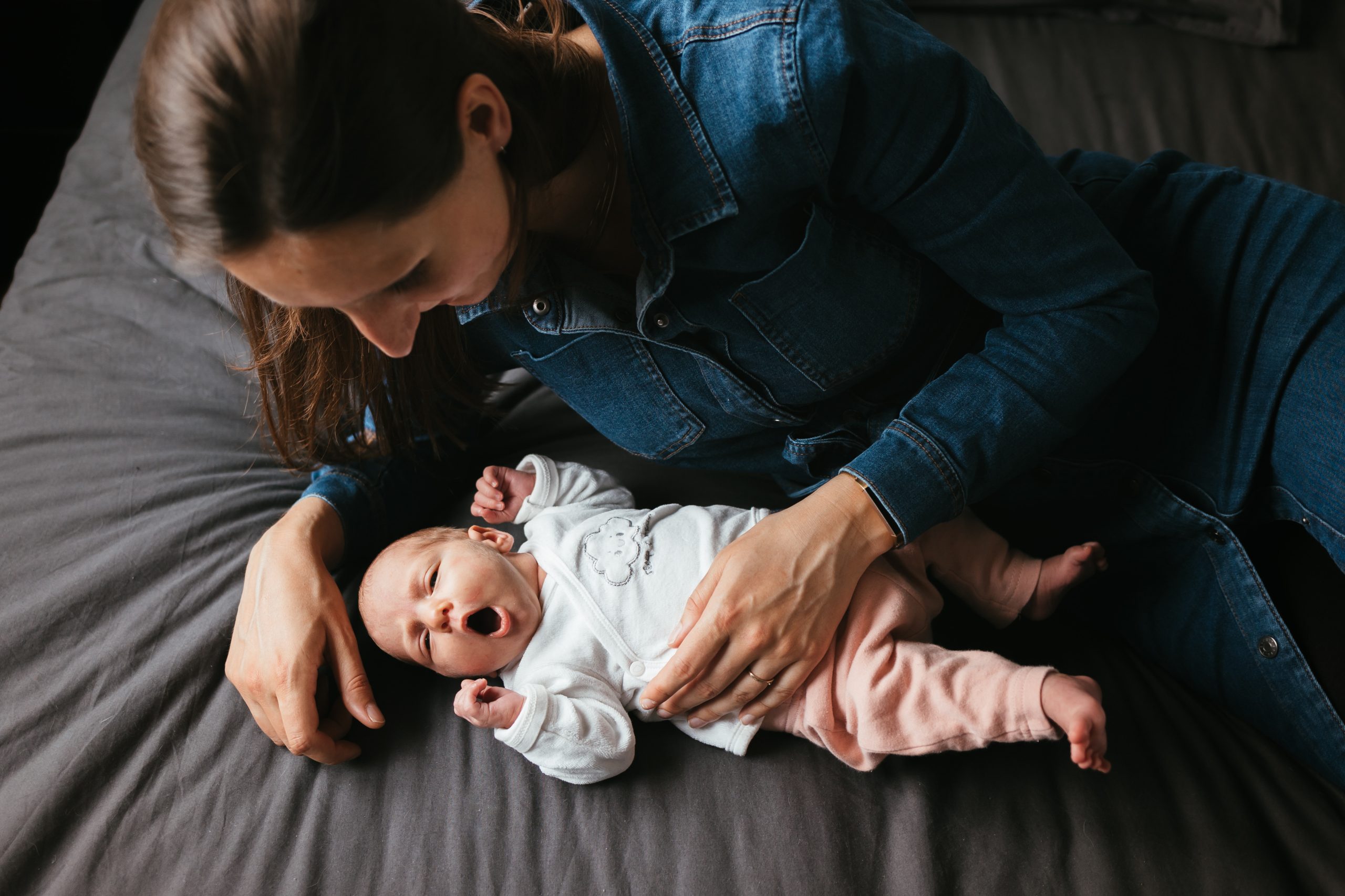Giulia Tessa met kleine baby in kraamtijd